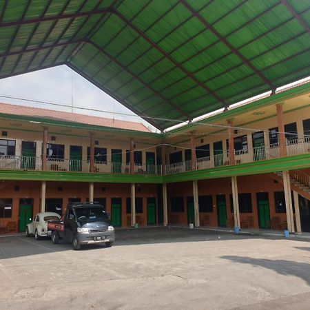 Hotel Oyo 92693 Houstel Darma Syariah Probolinggo Exterior foto