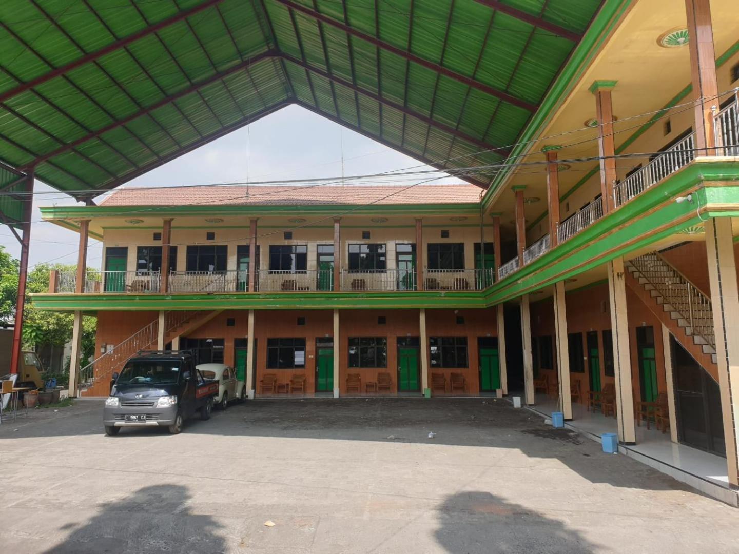 Hotel Oyo 92693 Houstel Darma Syariah Probolinggo Exterior foto