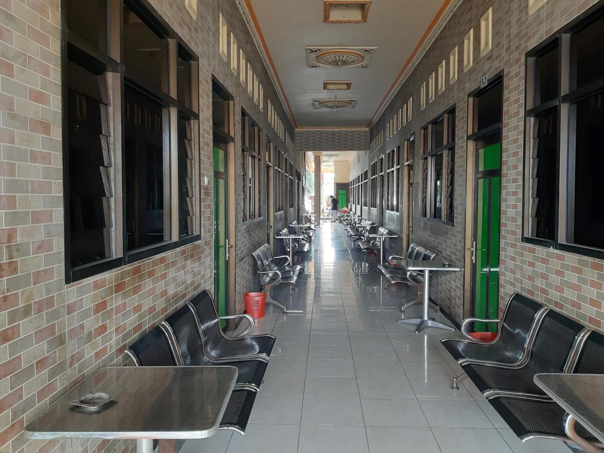 Hotel Oyo 92693 Houstel Darma Syariah Probolinggo Exterior foto